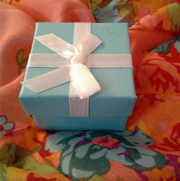 STUNNING EARRINGS NWT - Picture 3 of 3