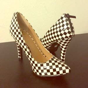 Pin up style checker print heels !