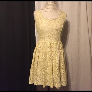 Sleeveless floral lace dress