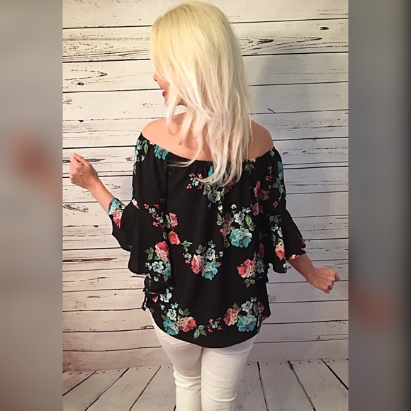 Black bell sleeve on/off shoulder top! - Picture 3 of 3