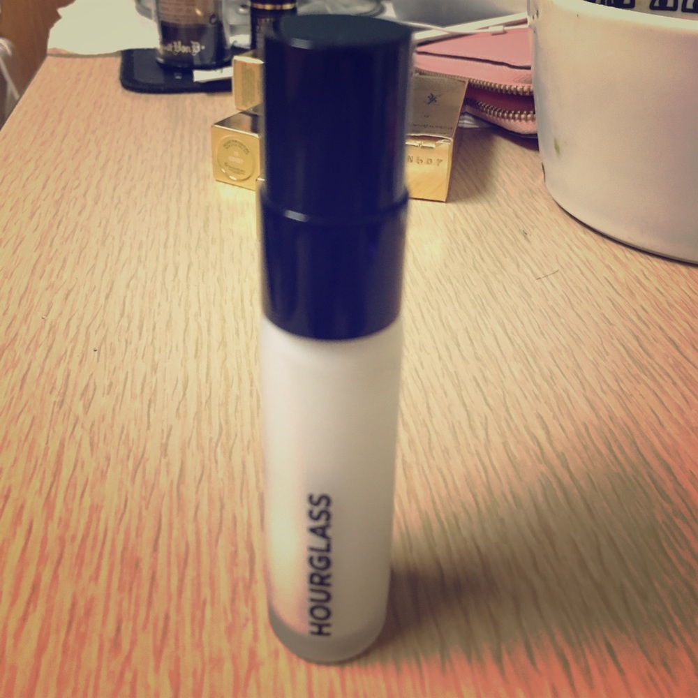 Hourglass Veil primer travel size
