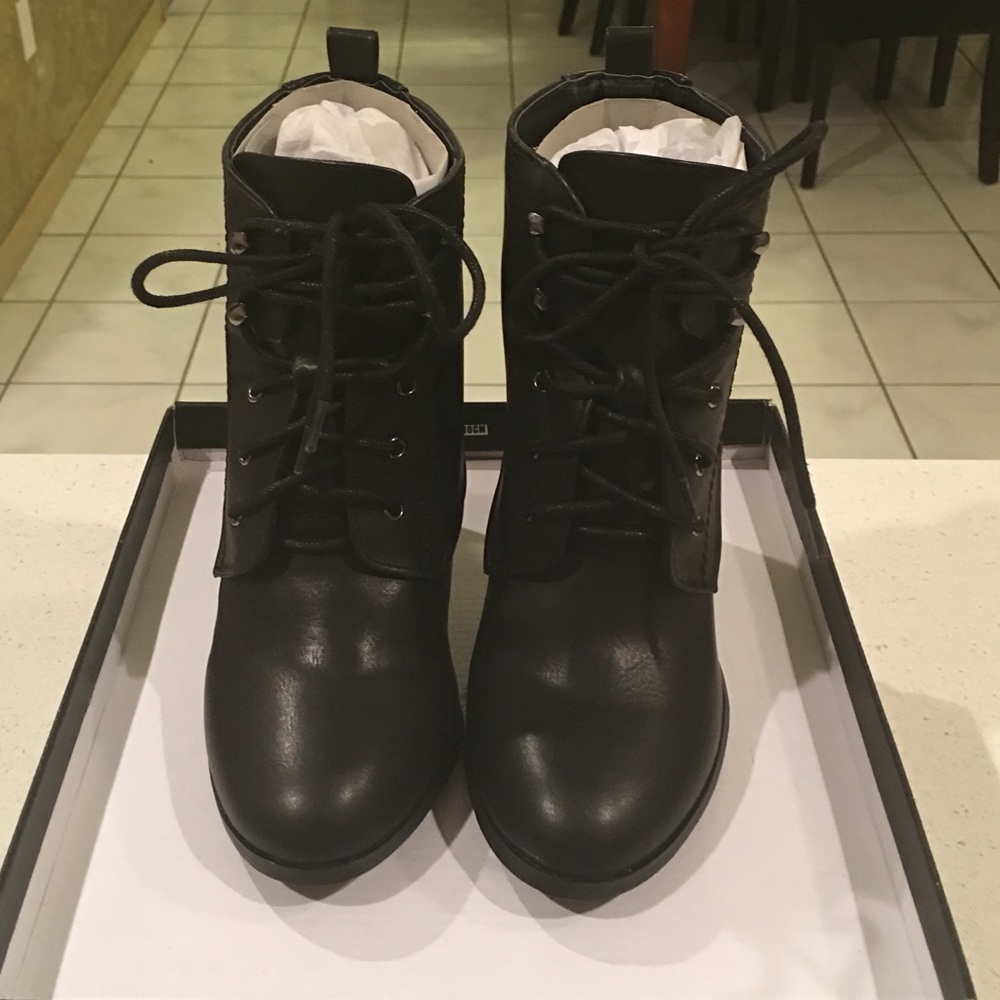 🌺💕ModCloth Blk Lace Up Heeled Bootie💕🌺 - Picture 1 of 4