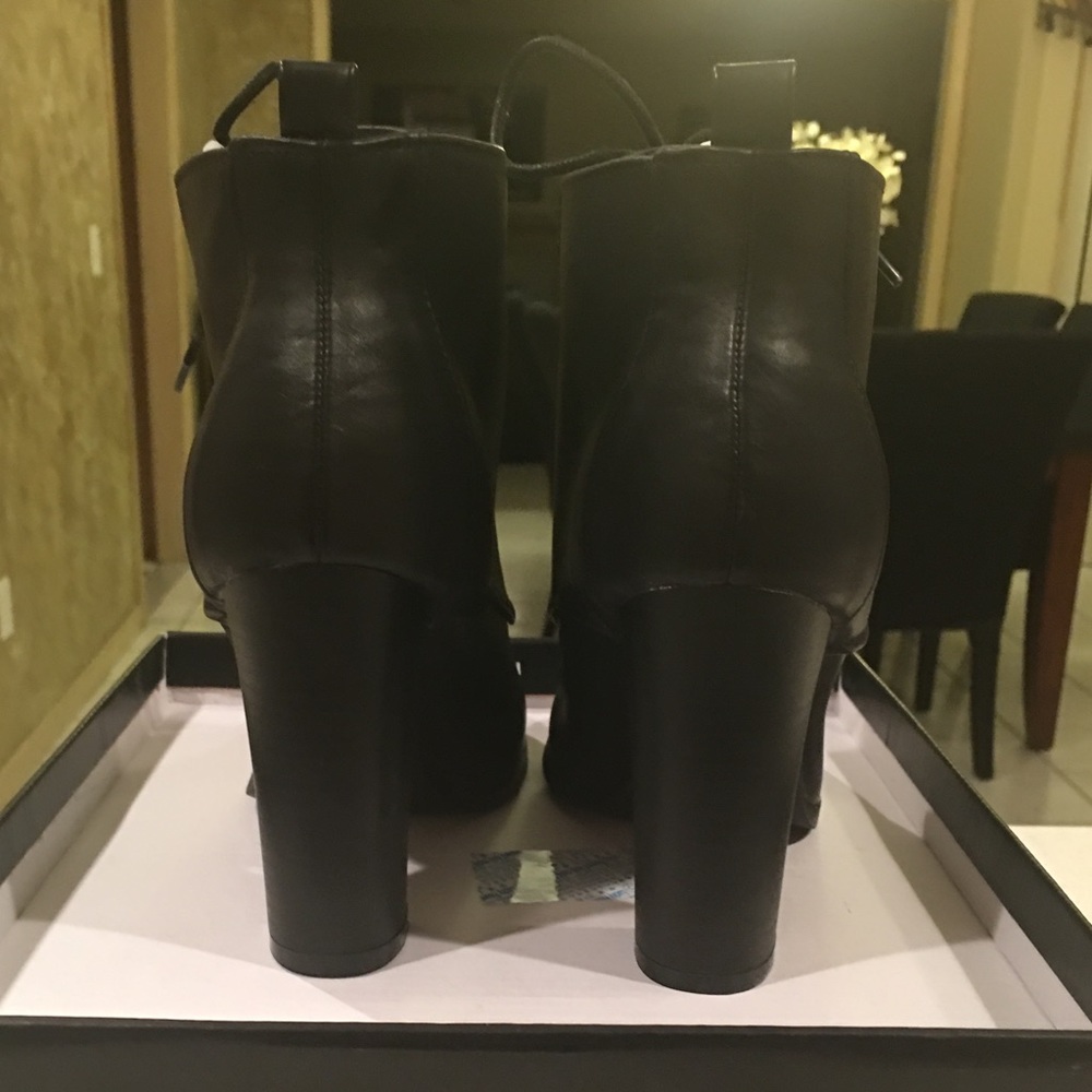 🌺💕ModCloth Blk Lace Up Heeled Bootie💕🌺 - Picture 4 of 4