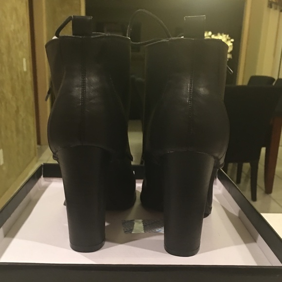 🌺💕ModCloth Blk Lace Up Heeled Bootie💕🌺 - Picture 4 of 4