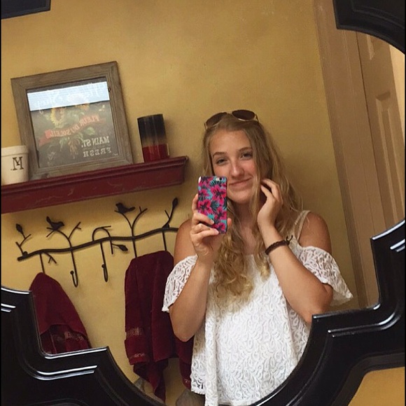 Meet your Posher, Tori - Picture 2 of 3