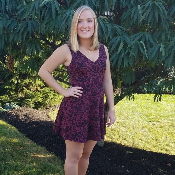 Meet your Posher, Tori - Picture 3 of 3