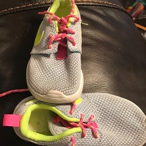 Little girl Nike roshe run