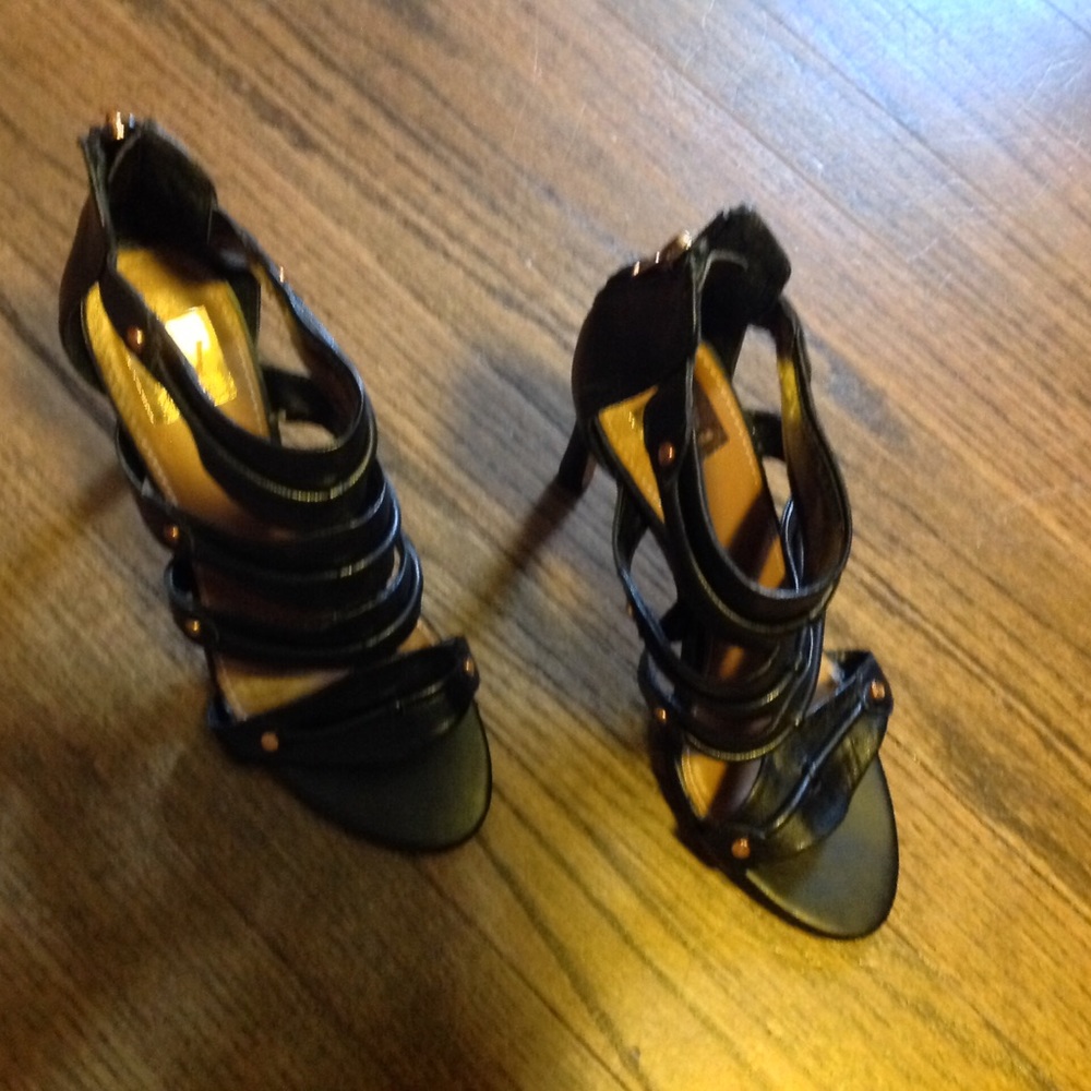 Awesome black DV HEELS-NWT!!!