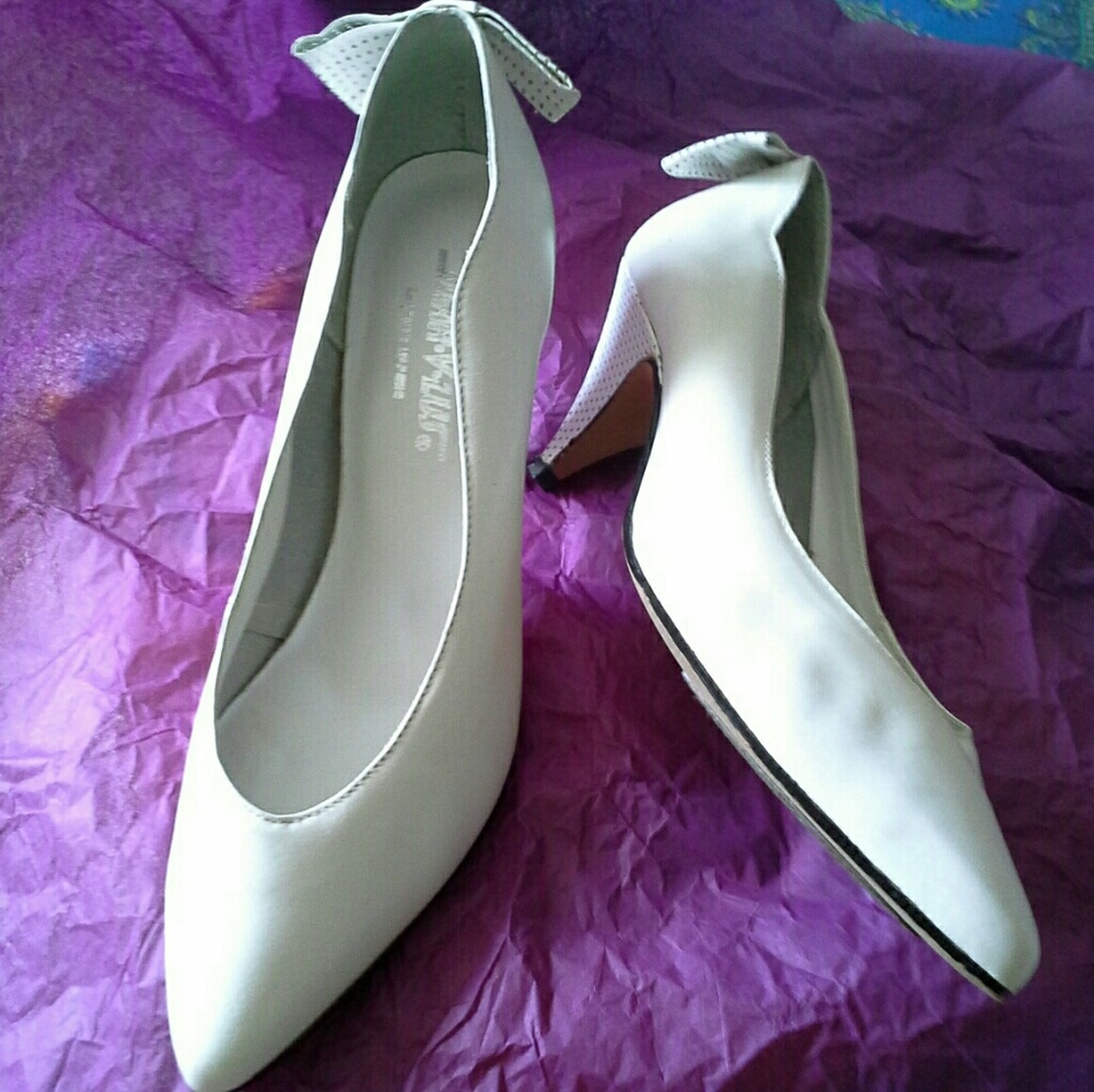 Women's leather pumps, white, Size 7B