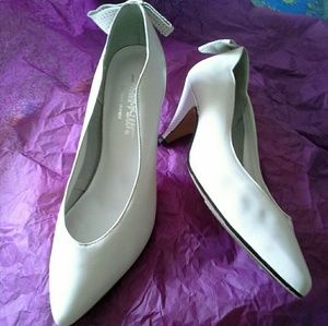Women's leather pumps, white, Size 7B
