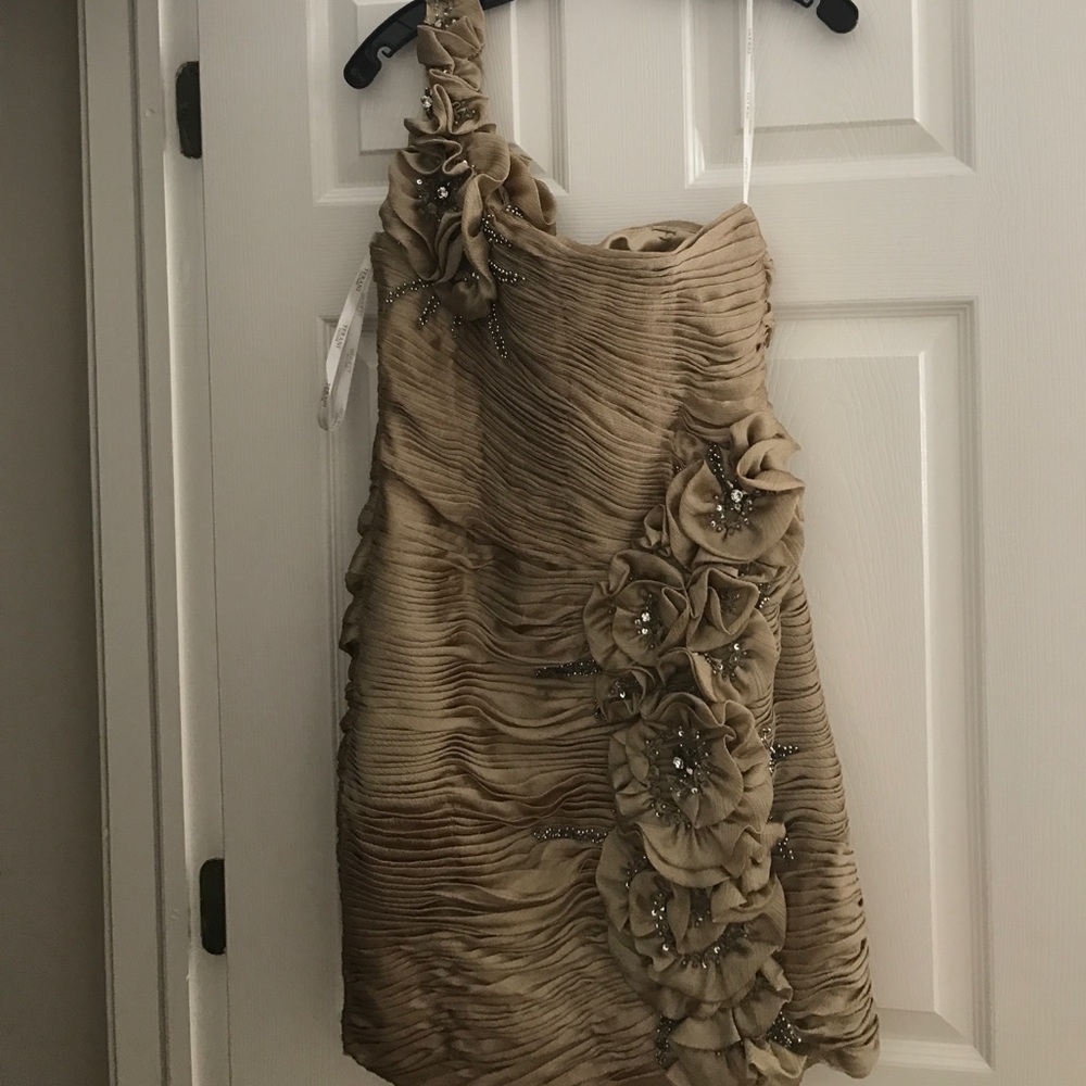Great wedding guest dress!! .  Size 8