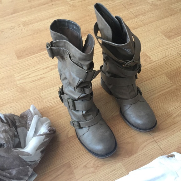 🎉PRICE DROP🎉 Mid-Height Taupe Buckle Boot - Picture 3 of 5