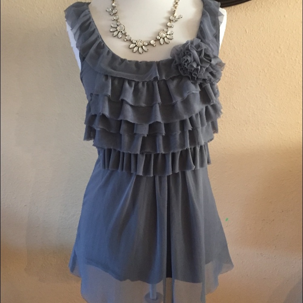Burlapp grey top w/flower appliqué
