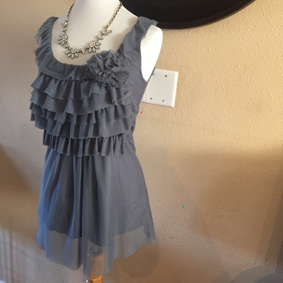 Burlapp grey top w/flower appliqué - Picture 2 of 8