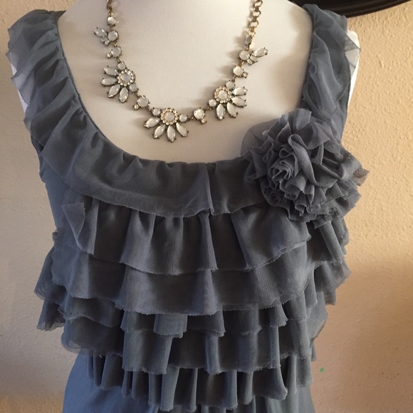 Burlapp grey top w/flower appliqué - Picture 3 of 8