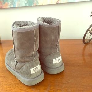 GREY UGG BOOTS FOR SALE SIZE 5 BUT FIT LIKE A 7