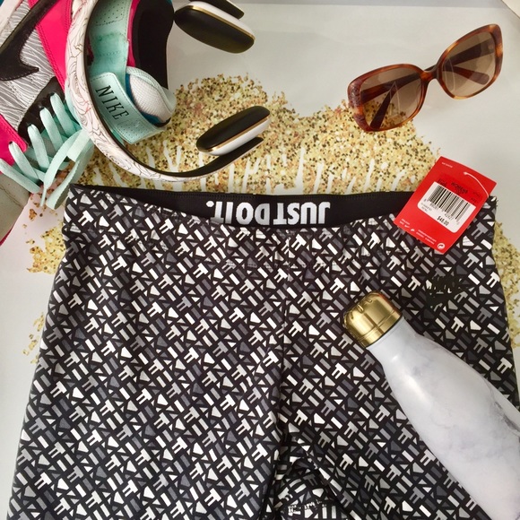 Nike Pants - Nike Leg-A-See Allover Print Cropped Leggings NWT