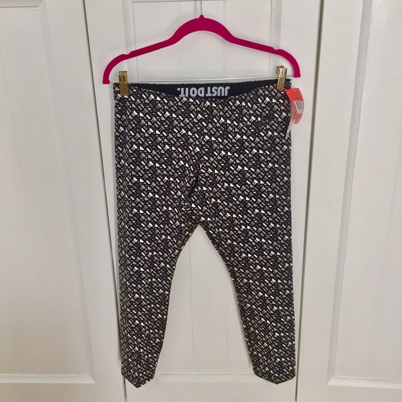 Nike Leg-A-See Allover Print Cropped Leggings NWT - Picture 2 of 3