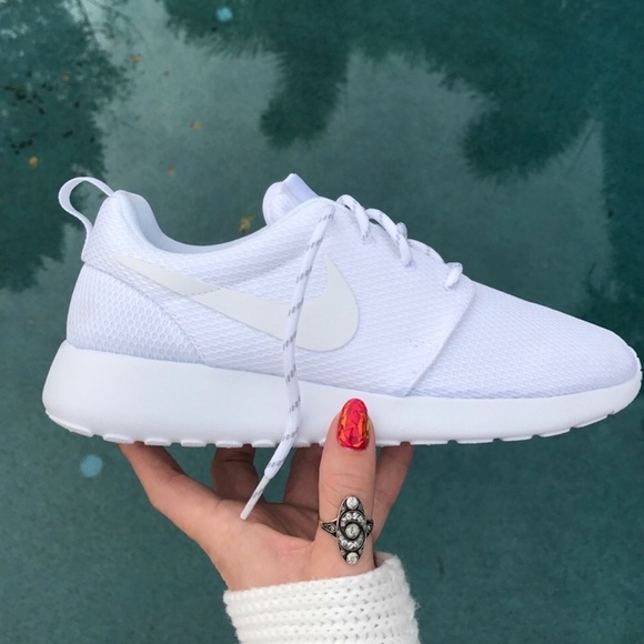 NWT Nike roshe triple white - Picture 3 of 8