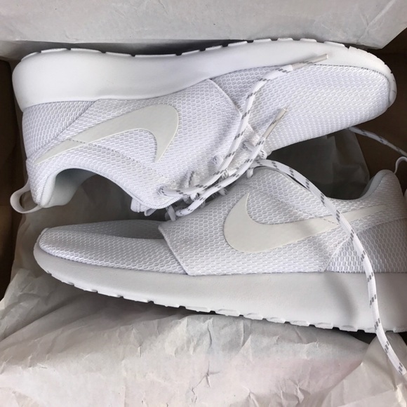 NWT Nike roshe triple white - Picture 4 of 8