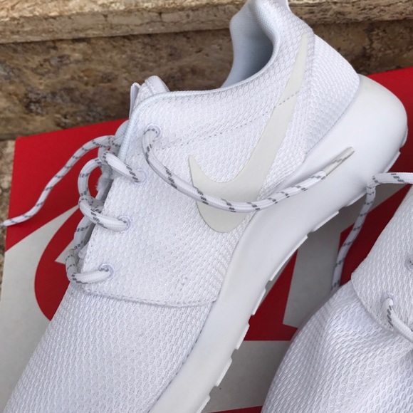 NWT Nike roshe triple white - Picture 5 of 8
