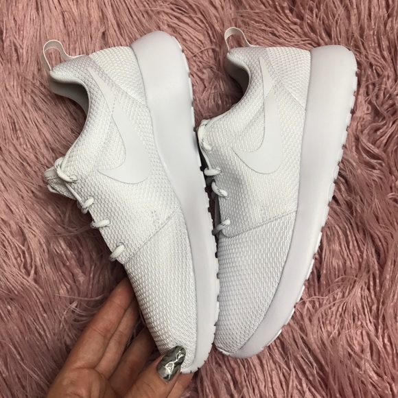 NWT Nike roshe triple white - Picture 7 of 8