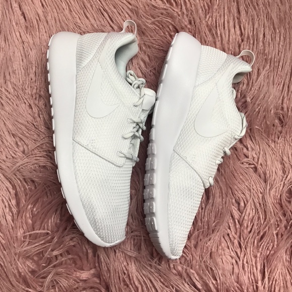 NWT Nike roshe triple white - Picture 8 of 8