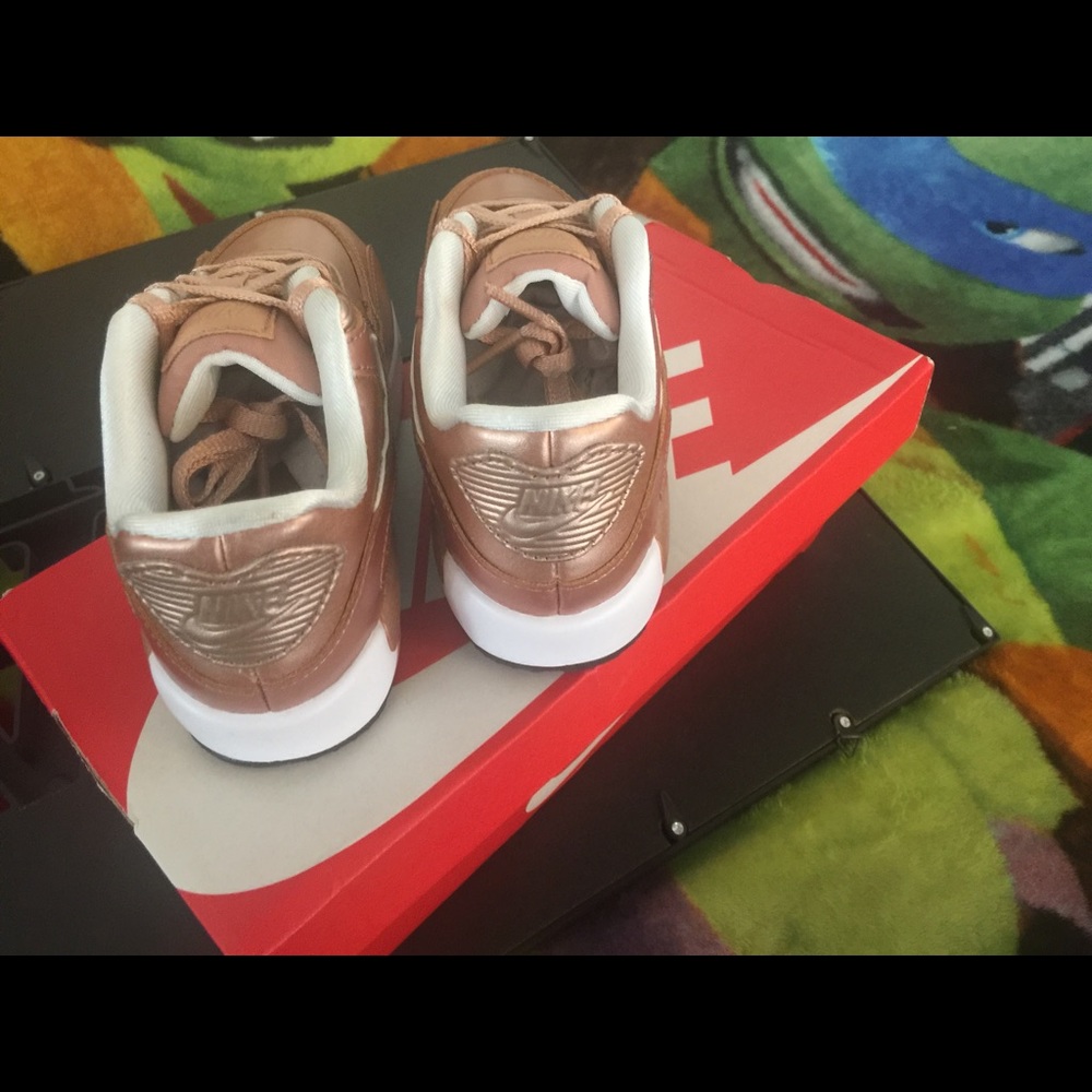 Girl Nike Air Max 90 NIB - Picture 3 of 4