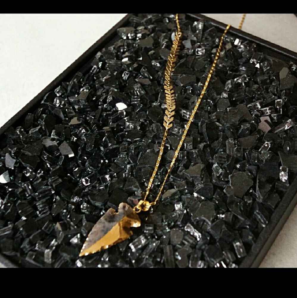 Gold Agate arrow necklace