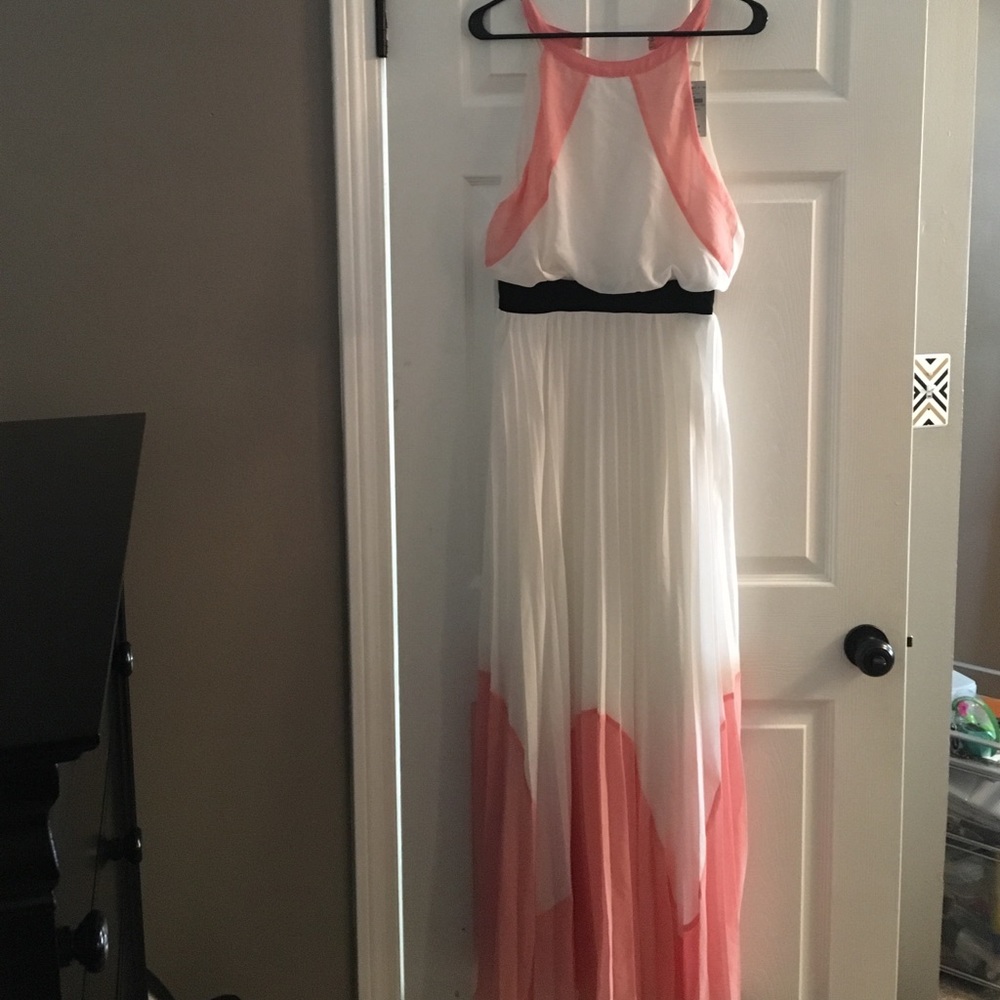 Sleeveless, halter look Long pleated dress.