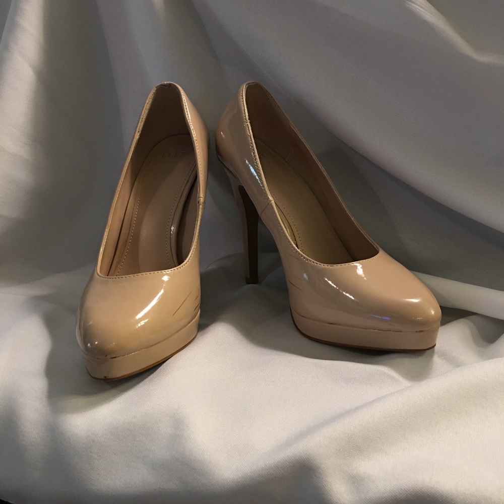 Elle platform pumps
