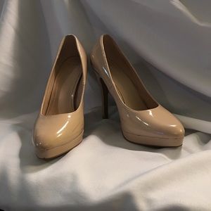 Elle platform pumps