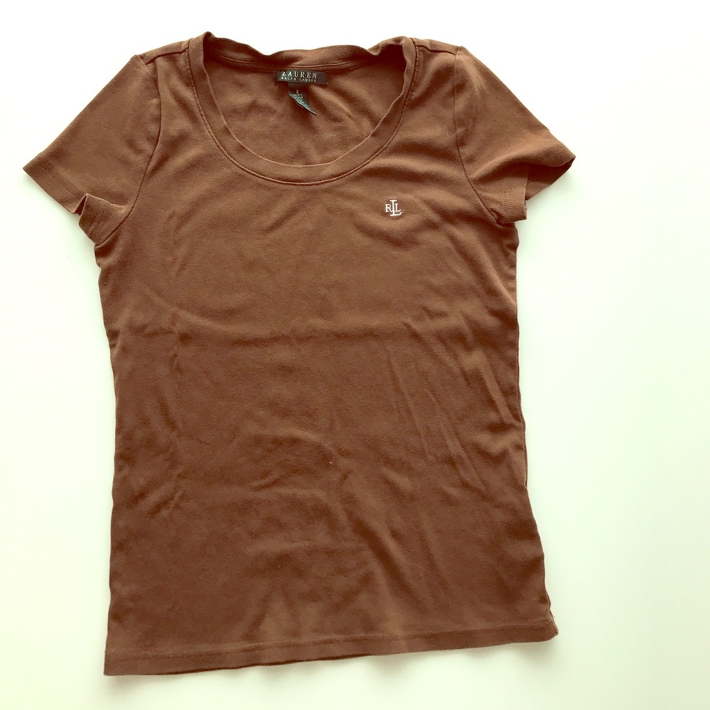 Cute, form-fitting t-shirt