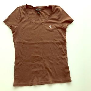 Cute, form-fitting t-shirt