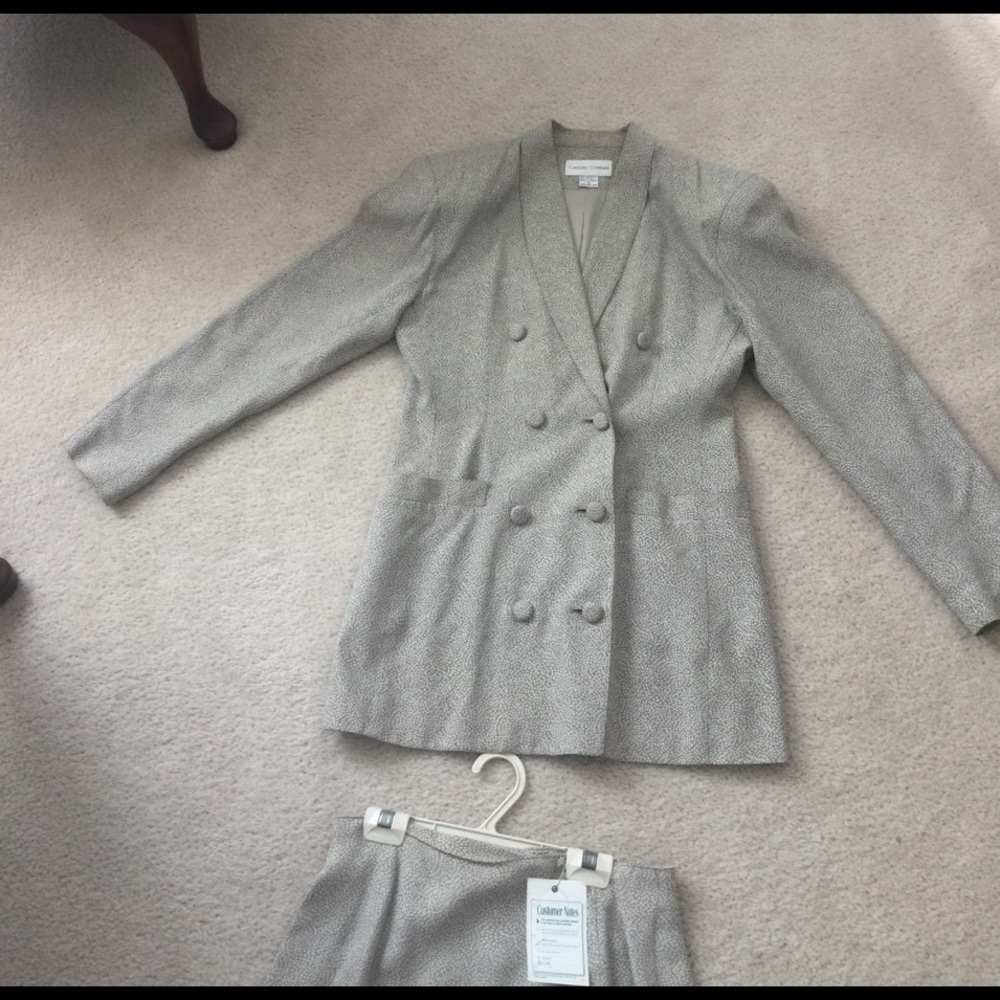 Suit - Picture 3 of 6