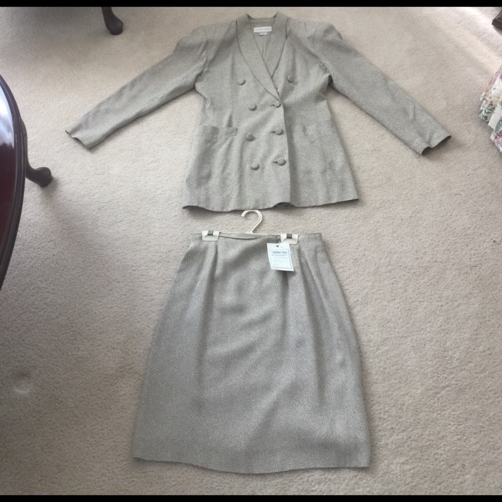 Suit - Picture 4 of 6