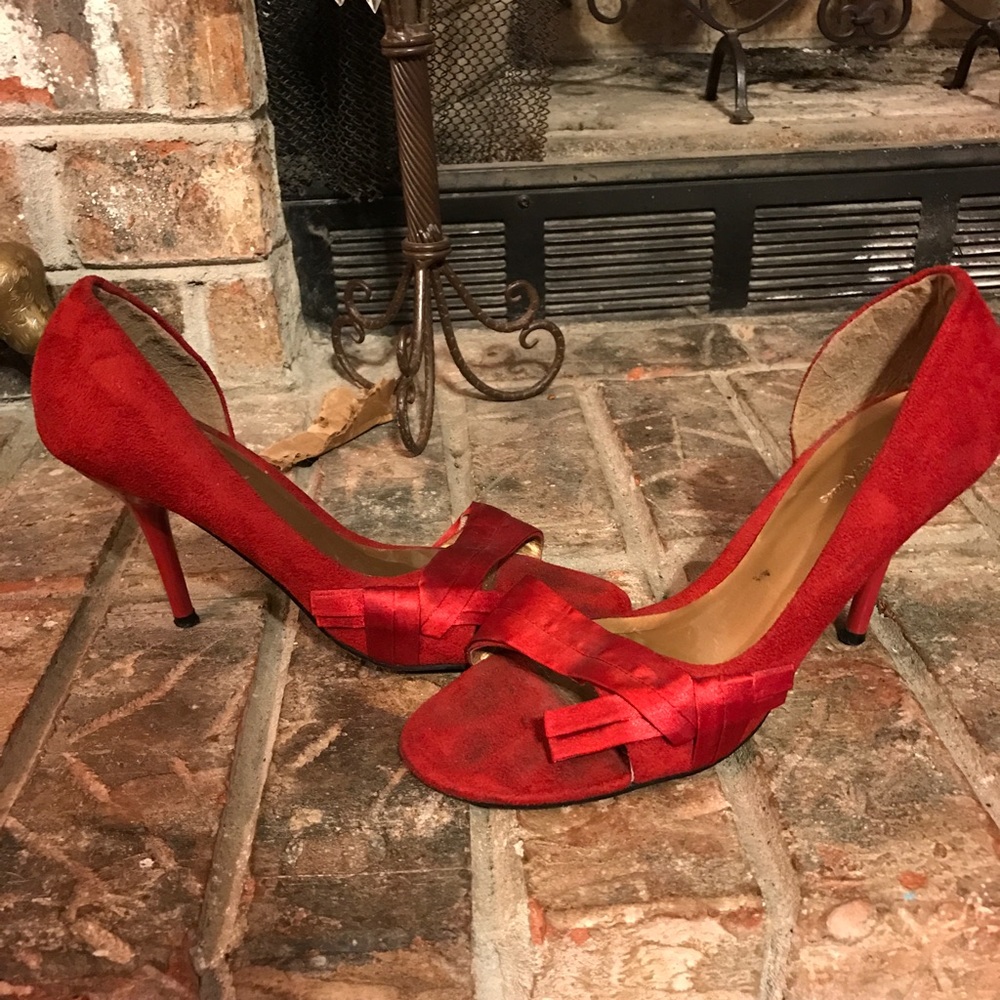 Red pumps