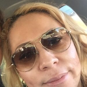 Meet your Posher, Estela