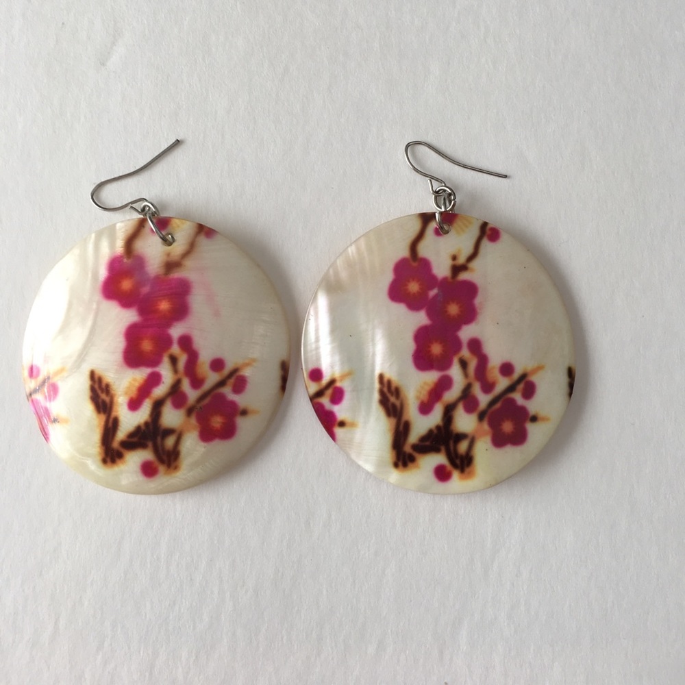 🌸 Floral painted shell drop earrings