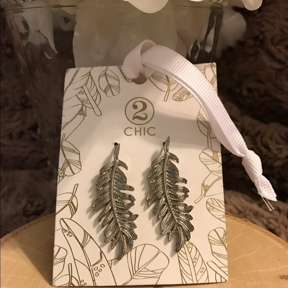 🌟TRENDY🌟Silver Toned Feather Earrings/ Ear Cuffs - Picture 1 of 4