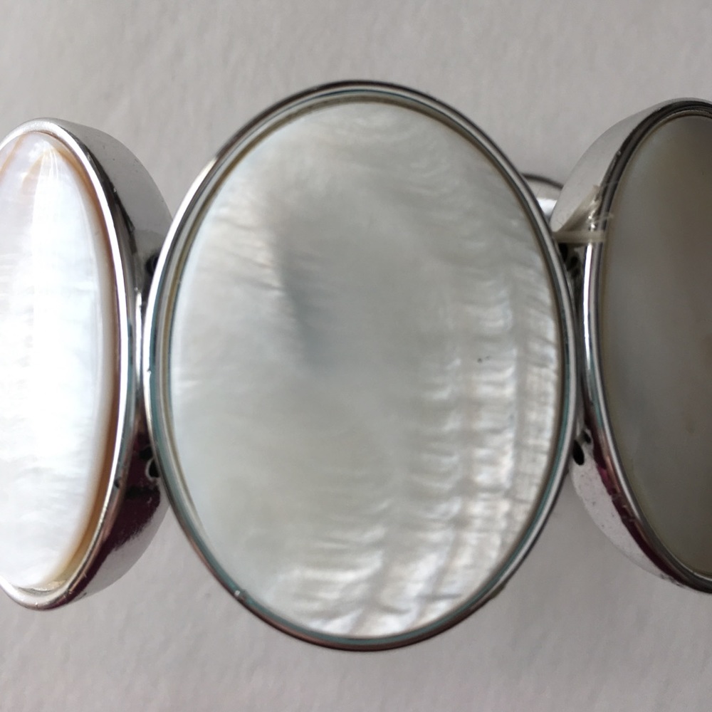 Cream Shell Stretch Bracelet