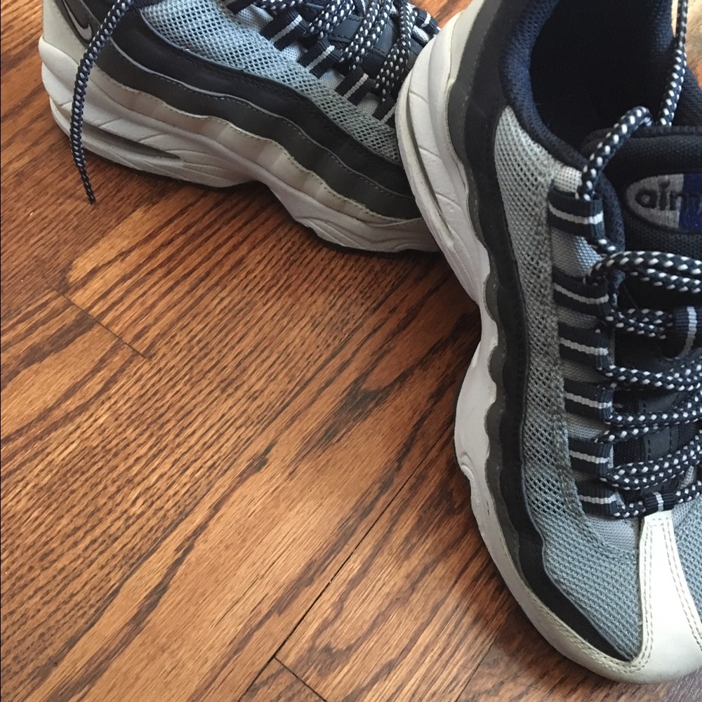 Air max size 4 in boys but size 5.5 womens