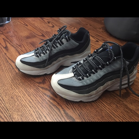 Air max size 4 in boys but size 5.5 womens - Picture 2 of 3