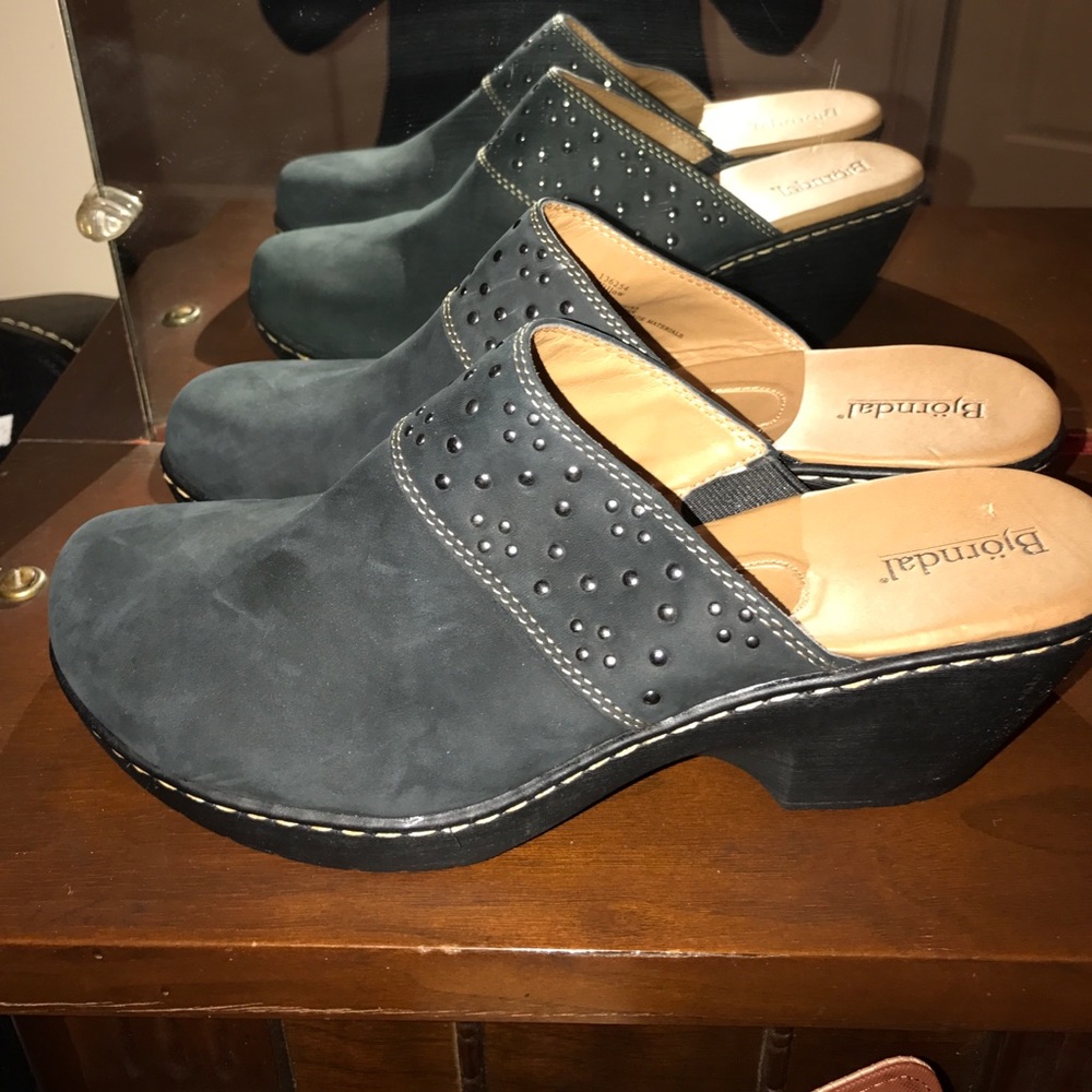 Black leather clogs worn once 🌻