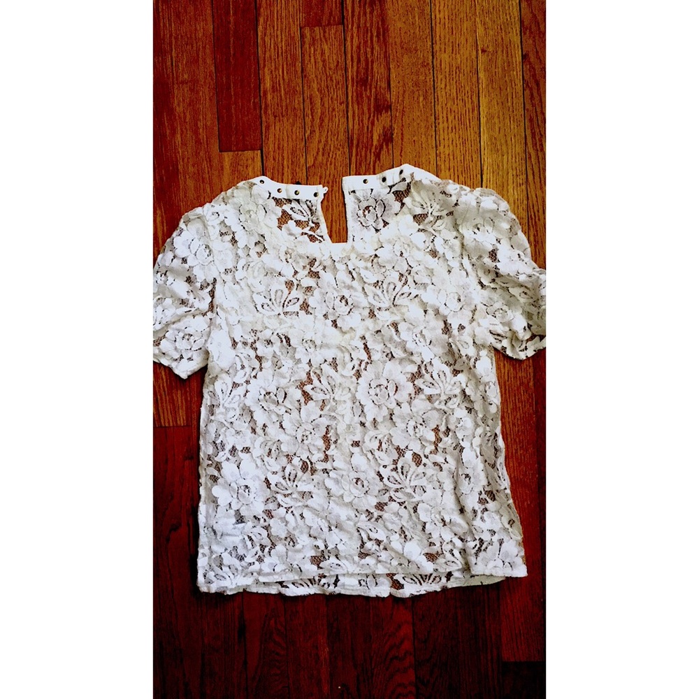 Delicate Floral Pattern Top - Picture 2 of 4