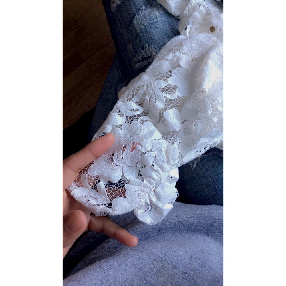 Delicate Floral Pattern Top - Picture 3 of 4