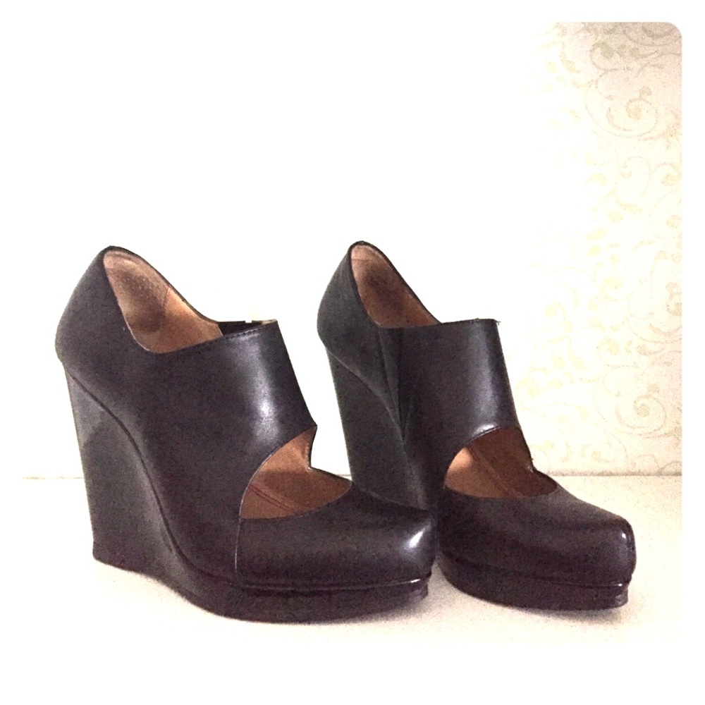 5|48 Salome black cut-out wedges