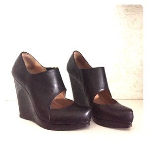 5|48 Salome black cut-out wedges