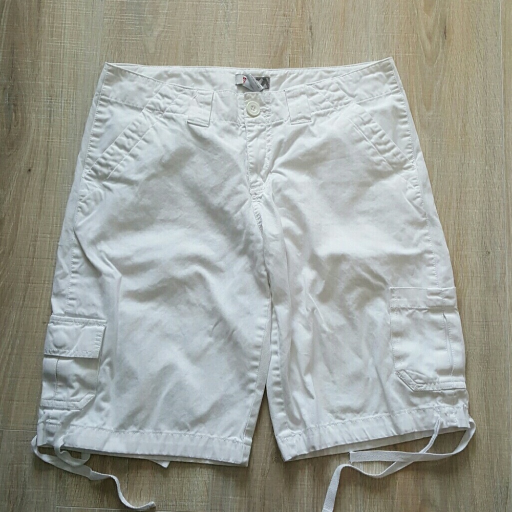 % Cute light weight Corduroy cargo shorts size 10
