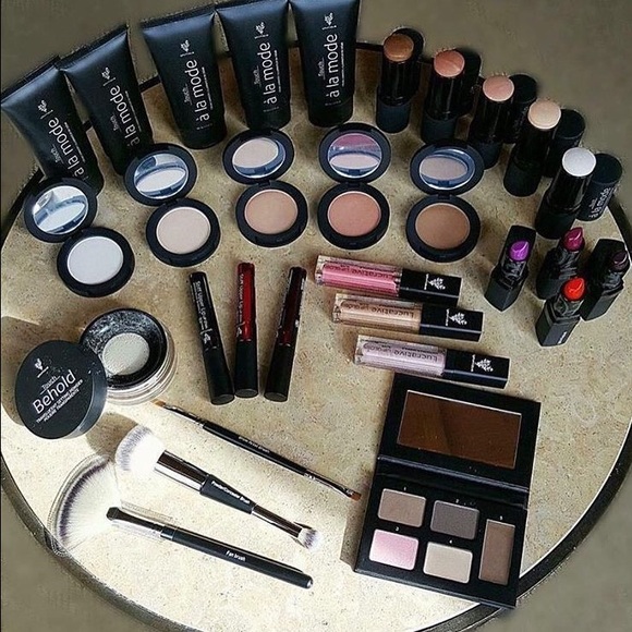 Younique makeup - Picture 1 of 4